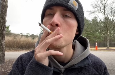 Лечение зависимости от табакокурения в Новоалександровске Мужчина с сигаретой делает затяжку