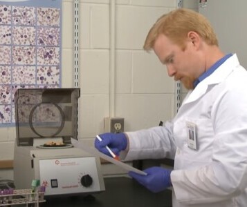 Клиника лечения наркозависимости в Новоалександровске Врач в кабинете клиники