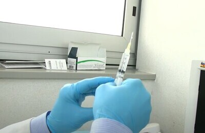 Проведение кодирования Вивитролом в Новоалександровске Шприц с Вивитролом в руках у врача